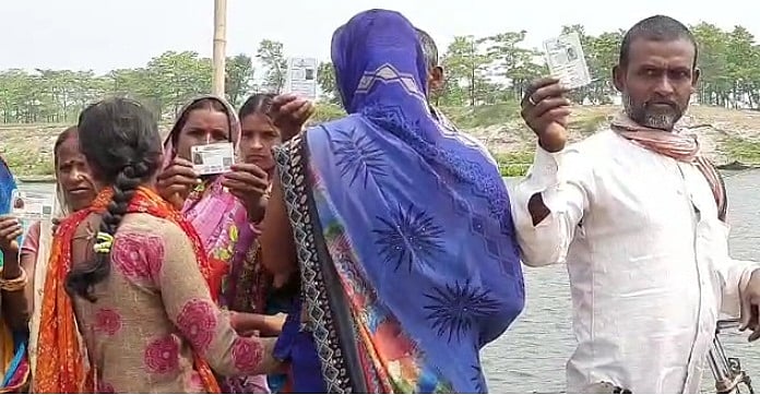 बिहार : मतदान को लेकर भारी उत्साह, पुल नहीं तो नाव पर सवार होकर पहुंचे मतदान केंद्र, नेताओं पर लगाए आरोप