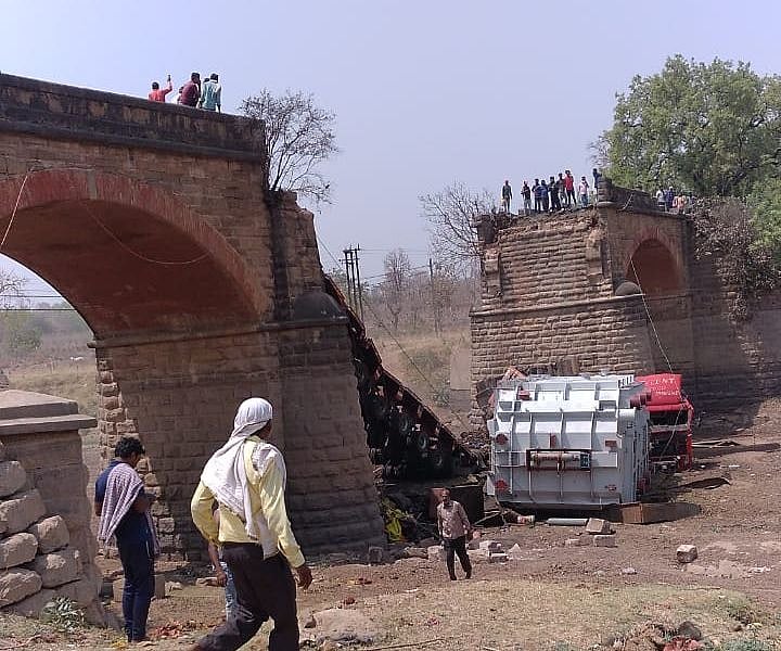 मध्य प्रदेशः नर्मदापुरम-नागपुर के बीच नदी का पुल ट्रॉला के भार से ढहा, भोपाल से नागपुर का संपर्क कटा