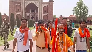 उत्तर प्रदेश में ईद की खुशियों पर खौफ का साया, कई इलाकों में सांप्रदायिक तनाव बढ़ाने की घटनाएं