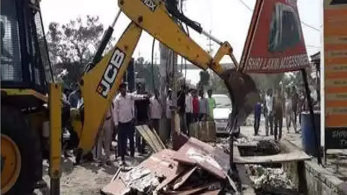 ग्रेटर नोएडा में गरीबों पर चला बुलडोजर