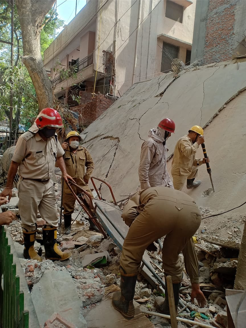 दिल्ली के सत्य निकेतन इलाके में इमारत गिरी, कई लोगों के फंसे होने की आशंका, बचाव कार्य जारी