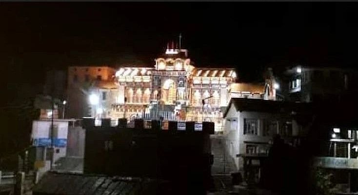 रोशनी से जगमगाया बदरीनाथ धाम, चारधाम यात्रा की तैयारियां जोरों पर