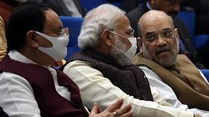 गुजरात बीजेपी में संकट, इसीलिए अभी से एक्टिव हो गए हैं मोदी-शाह, वोटर को नाराज करने वाली योजनाएं डाली ठंडे बस्ते में