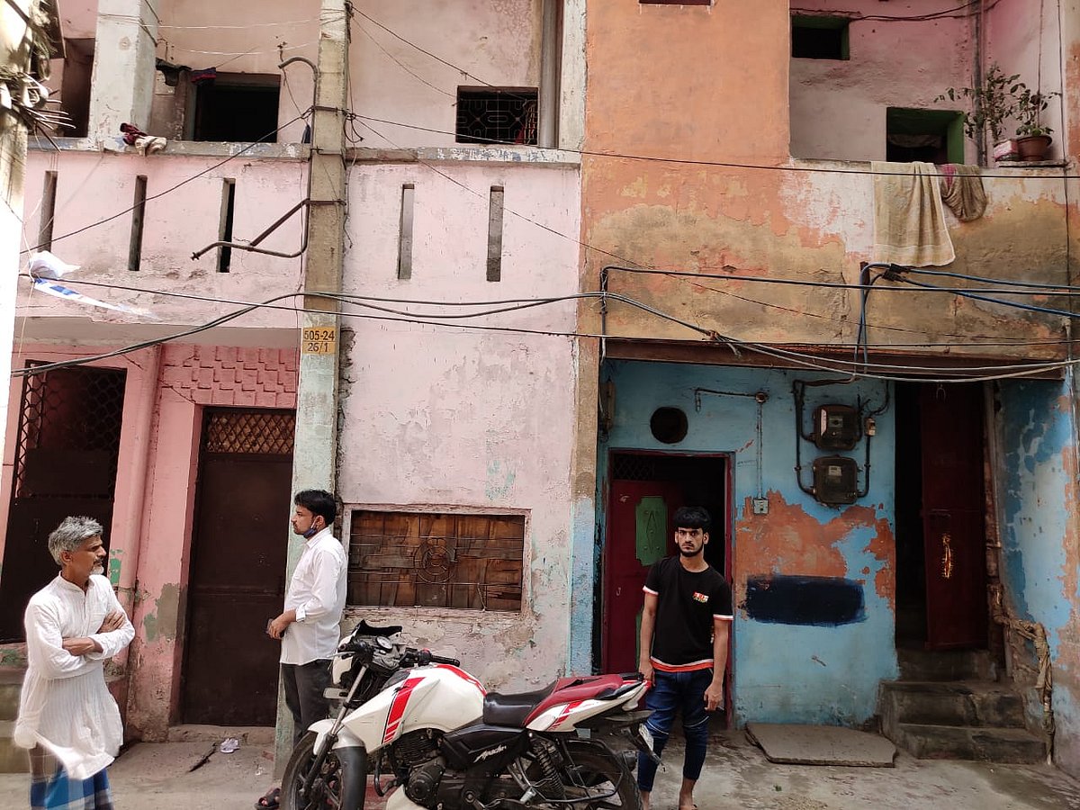 गली नंबर एक के मकान जहां अलग-अलग फ्लोर पर हिंदू-मुस्लिम रहते हैं