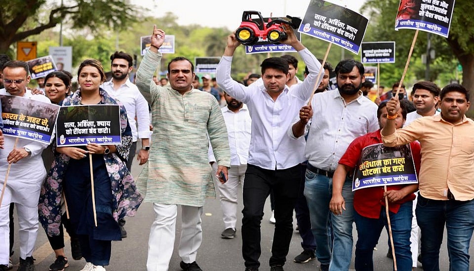 बुलडोजर कर्रवाई के खिलाफ सड़क पर उतरी यूथ  कांग्रेस, कहा- लोकतंत्र को रौंदने का भाजपाई षड्यंत्र नहीं होगा कामयाब