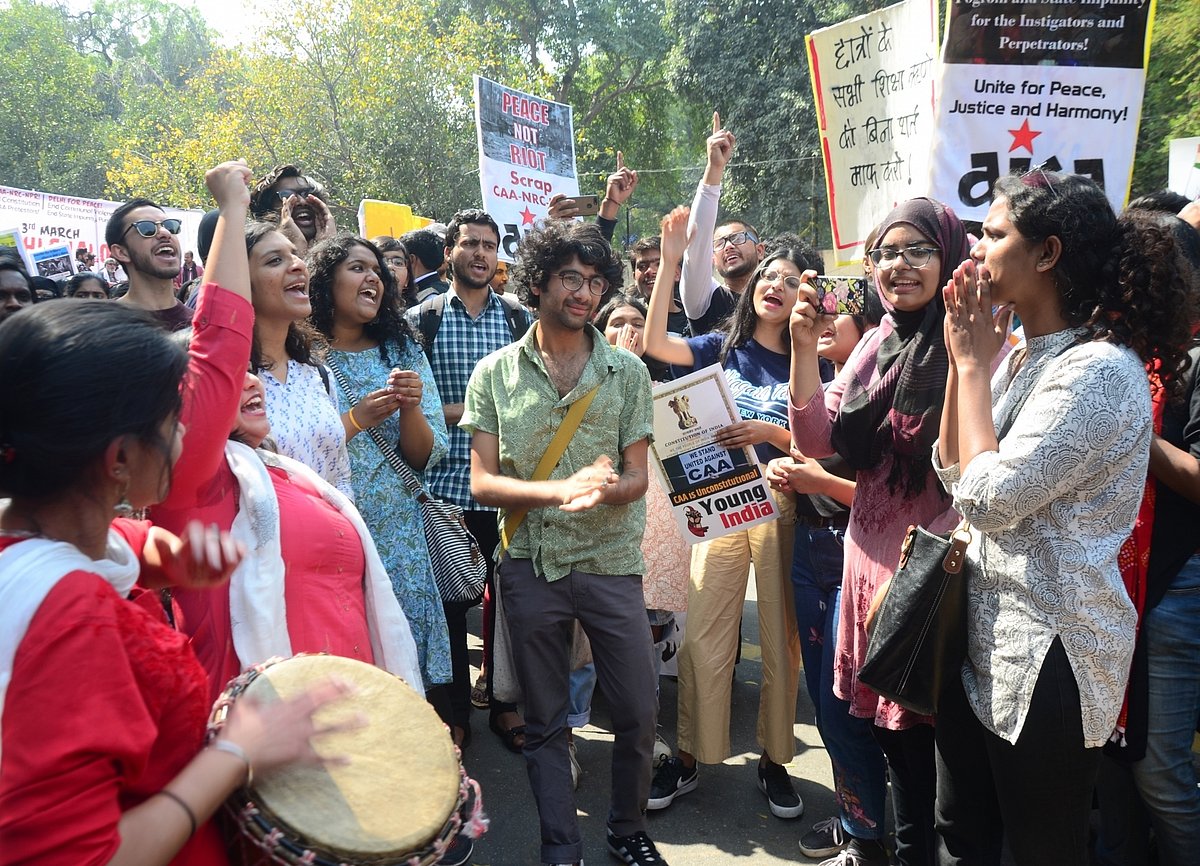 जेएनयू हिंसा: शिक्षा मंत्रालय ने विश्वविद्यालय प्रशासन से तलब की रिपोर्ट, छात्र संगठनों का एक दूसरे पर आरोप-प्रत्यारोप