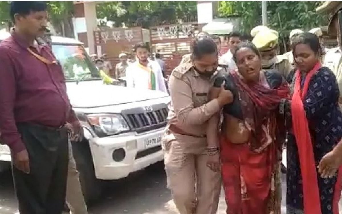 लखनऊ: BJP दफ्तर में अंदर CM योगी थे मौजूद, बाहर महिला ने की आत्मदाह की कोशिश, UP पुलिस पर लगाए गंभीर आरोप   