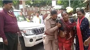 लखनऊ: BJP दफ्तर में अंदर CM योगी थे मौजूद, बाहर महिला ने की आत्मदाह की कोशिश, UP पुलिस पर लगाए गंभीर आरोप