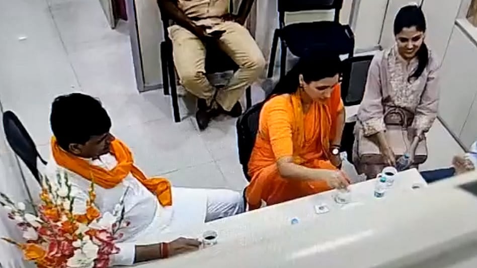 नवनीत राणा कह रही थीं 'पानी तक नहीं दिया', थाने में चाय-कॉफी पीते नजर आए राणा दंपति, देखें वीडियो
