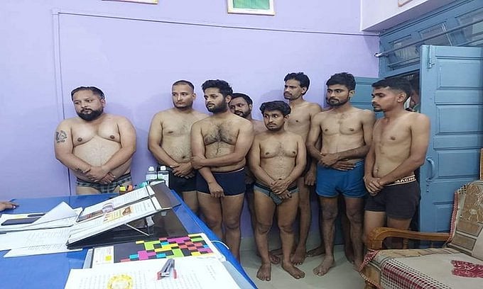 बीजेपी शासित राज्य में पत्रकारों के साथ पुलिसिया सुलूक की यह तस्वीर आपको हिला देगी...