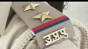 UP के चंदौली में दबिश के दौरान युवती की मौत पर भड़के लोग, हिंसक प्रदर्शन, पत्थरबाजी में कई पुलिसकर्मी घायल