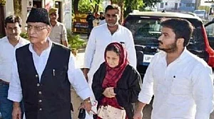 आजम खान की पत्नी और बेटे ने MP-MLA कोर्ट में किया सरेंडर, दो जन्म प्रमाणपत्र के मामले में कोर्ट ने वारंट किया था जारी
