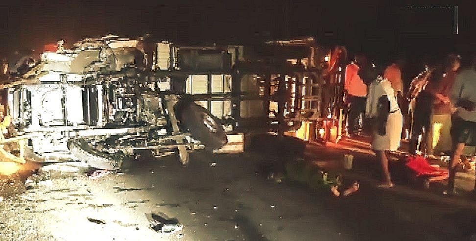 आंध्र प्रदेश में भीषण सड़क हादसा! ट्रक और लॉरी की टक्कर में 6 लोगों की मौत, 10 घायल