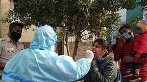 देश में कोरोना के मामलों में फिर से बढ़ोतरी , पिछले 24 घंटों में आए 3545 नए मामले, 27 लोगों की मौत