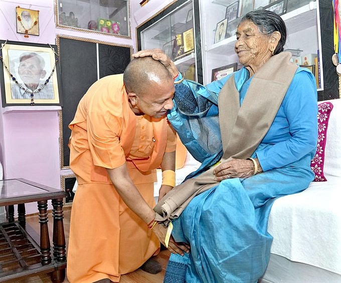 उत्तराखंड: यूपी सीएम योगी आदित्यनाथ पहुंचे अपने पैतृक गांव पंचूर, मां से मिले, आंखें हुई नम
