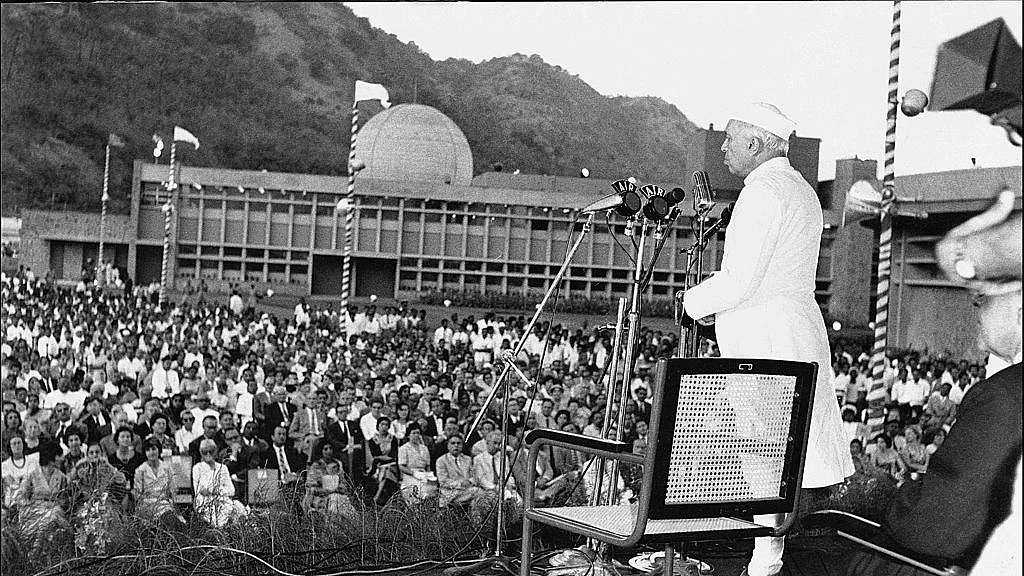 16 जनवरी 1961 को भाभा एटॉमिक रिसर्च सेंटर के उद्घाटन के मौके पर पंडित नेहरू (फोटो -  Getty Images)