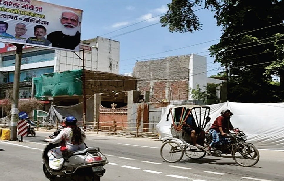 आदमी जैसा सोचता और करता है, उसे लगता है, दूसरे भी वैसा ही करते होंगे। प्रधानमंत्री नरेन्द्र मोदी वाराणसी से सांसद हैं लेकिन जब भी वहां जाते हैं, गंदगी वगैरह इस तरह ढंक दी जाती है।