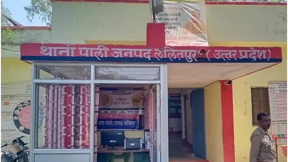 यूपी में गैंगरेप की शिकायत दर्ज कराने गई नाबालिग से पुलिस थाने में रेप, पीड़िता और उसके परिजनों से मिले अखिलेश  