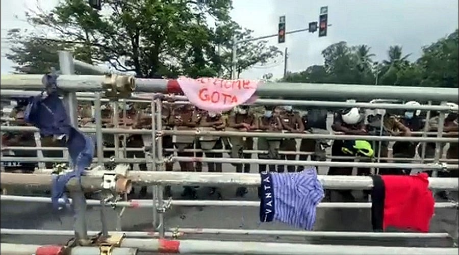 संकट में घिरे श्रीलंका में सरकार समर्थकों और प्रदर्शनकारियों में झड़प, 9 लोग घायल, स्थिति तनावपूर्ण