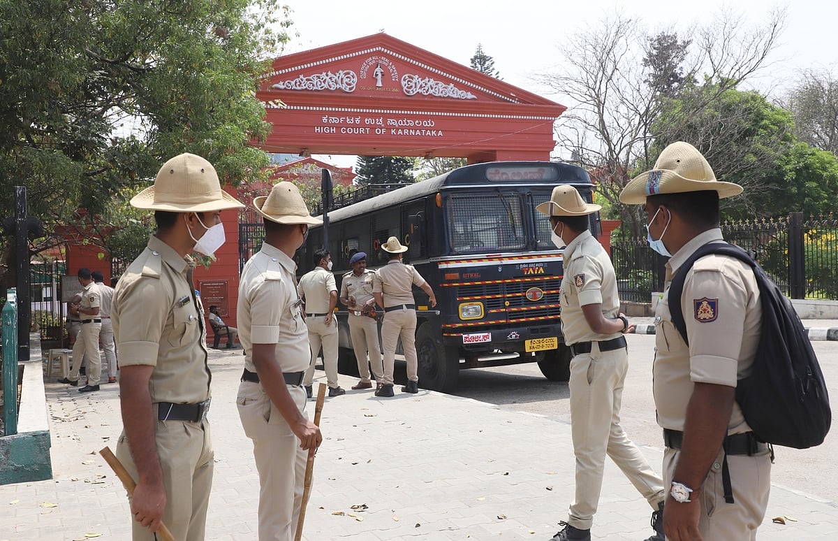'हनुमान चालीसा बनाम अजान': अजान के समय 1,000 से अधिक मंदिरों में हनुमान चालीसा पढ़ी गई, हाई अलर्ट पर पुलिस