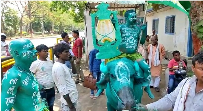 बिहार : भैंस पर चढ़कर 'खास समर्थक' पहुंचे लालू से मिलने, कहा, 'सीबीआई कर रही परेशान' 
