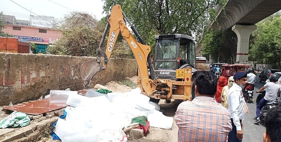 दिल्ली के रिठाला मेट्रो स्टेशन के पास चला निगम का बुलडोजर, खुद ही सामान हटाते दिखे लोग