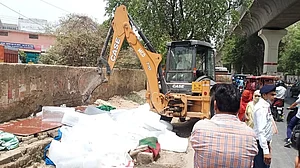दिल्ली के रिठाला मेट्रो स्टेशन के पास चला निगम का बुलडोजर, खुद ही सामान हटाते दिखे लोग