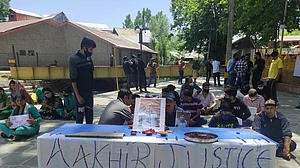 जम्मू-कश्मीर के LG ने राहुल भट के रिश्तेदारों से की मुलाकात, कश्मीरी पंडितों को इंसाफ का दिलाया भरोसा