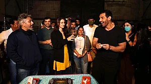 सिनेजीवन: 'एक विलेन रिटर्न्स' की नई रिलीज डेट आई सामने और विद्या बालन ने सस्पेंस थ्रिलर 'नीयत' की शूटिंग की शुरू