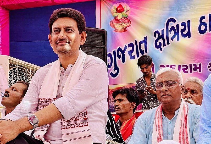 गुजरात चुनाव से पहले बीजेपी को लग सकता है बड़ा झटका, ओबीसी नेता अल्पेश ठाकोर के असहज महसूस करने की चर्चा