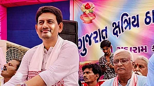 गुजरात चुनाव से पहले बीजेपी को लग सकता है बड़ा झटका, ओबीसी नेता अल्पेश ठाकोर के असहज महसूस करने की चर्चा