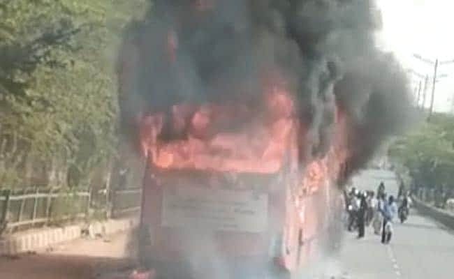 दिल्ली: आग के गोले में तब्दील हुई चलती हुई बस, जान बचाने के लिए खिड़की से कूदे यात्री! 