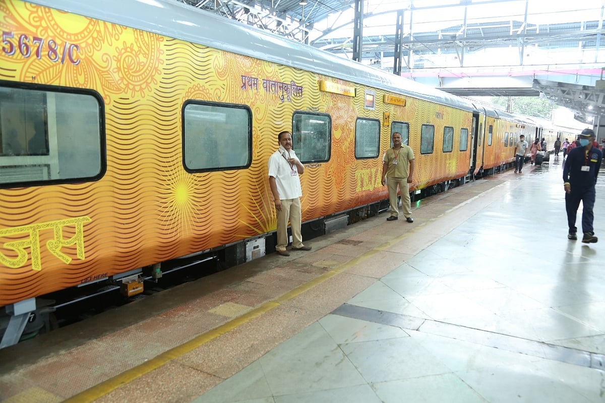 रेलवे में नई नौकरी पर तलवार! खाली हो रहे पदों पर नहीं होगी बहाली, अब प्राइवेट कर्मचारी करेंगे जनरल टिकटों की बिक्री  