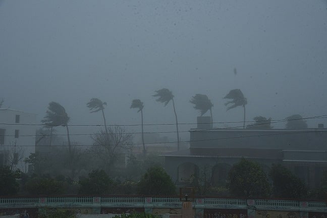 चक्रवात 'असानी' की दस्तक से चेन्नई में भारी बारिश, 10 उड़ानें की गईं रद्द, उपनगरीय ट्रेन सेवा भी हुई प्रभावित