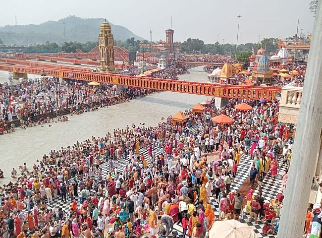 बुद्ध पूर्णिमा स्नान पर धर्म नगरी हरिद्वार में उमड़ी श्रद्धालुओं की भीड़, गंगा में लगाई डुबकी, सुरक्षा के कड़े इंतजाम