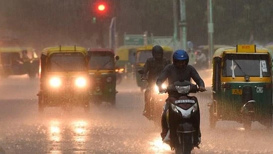 दिल्ली-एनसीआर में तेज हवाओं के साथ बारिश से मौसम हुआ सुहाना, कई जगह पेड़ गिरे, पारा आया नीचे, गर्मी से राहत