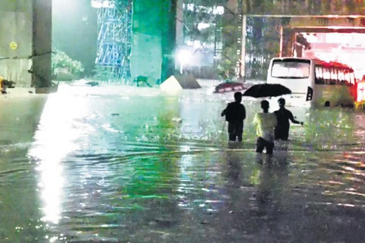 बेंगलुरु में भारी बारिश से जनजीवन अस्त-व्यस्त, मूसलाधार बारिश के चलते बाढ़ जैसे हालात, मौसम विभाग ने जारी किया अलर्ट