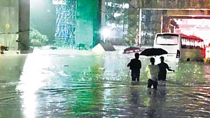 बेंगलुरु में भारी बारिश से जनजीवन अस्त-व्यस्त, मूसलाधार बारिश के चलते बाढ़ जैसे हालात, मौसम विभाग ने जारी किया अलर्ट