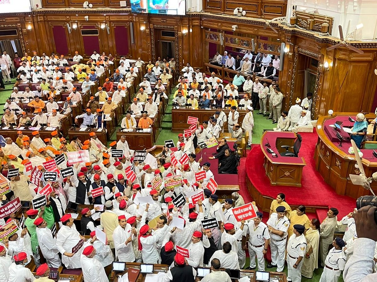 यूपी विधानसभा में विपक्ष का जोरदार हंगामा, हाथों में पोस्टर-बैनर लेकर की नारेबाजी, सदन की कार्यवाही कल तक के लिए स्थगित