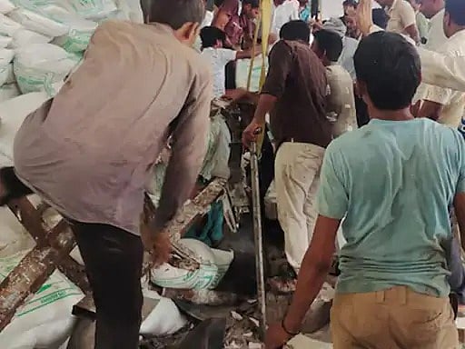 गुजरात में दर्दनाक हादसा, नमक बनाने वाली फैक्ट्री की दीवार गिरी, मलबे में दबकर 12 मजदूरों की मौत, 18 घायल