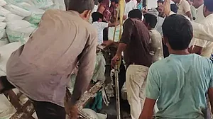 गुजरात में दर्दनाक हादसा, नमक बनाने वाली फैक्ट्री की दीवार गिरी, मलबे में दबकर 12 मजदूरों की मौत, 18 घायल