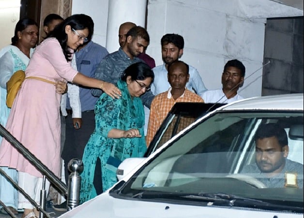 मनी लॉन्ड्रिंग मामले में गिरफ्तार IAS पूजा सिंघल सस्पेंड, CA के खुलासे पर नये ठिकानों पर ED की  छापेमारी जारी