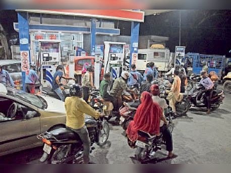 तेल कंपनियों ने जनता को पर्याप्त ईंधन भंडार का दिया आश्वासन, कहा- घबराहट में खरीदारी की जरूरत नहीं