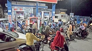 तेल कंपनियों ने जनता को पर्याप्त ईंधन भंडार का दिया आश्वासन, कहा- घबराहट में खरीदारी की जरूरत नहीं
