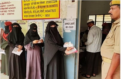 यूपी उपचुनाव: शाम पांच बजे तक लगभग 50 प्रतिशत मतदान, कटेहरी में सबसे वोटिंग, गाजियाबाद में सिर्फ 33 फीसद वोट पड़े 