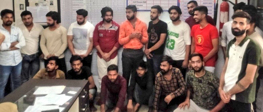 गाजियाबाद में अवैध हुक्का बार में पुलिस की छापेमारी, हुक्का और चिलम के साथ 19 गिरफ्तार