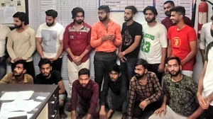 गाजियाबाद में अवैध हुक्का बार में पुलिस की छापेमारी, हुक्का और चिलम के साथ 19 गिरफ्तार