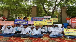 यूक्रेन से लौटे मेडिकल छात्रों का जंतर-मंतर पर अनशन, पीएम मोदी से पूछा- हमें ऐसे ही छोड़ना था तो बुलाया ही क्यों?