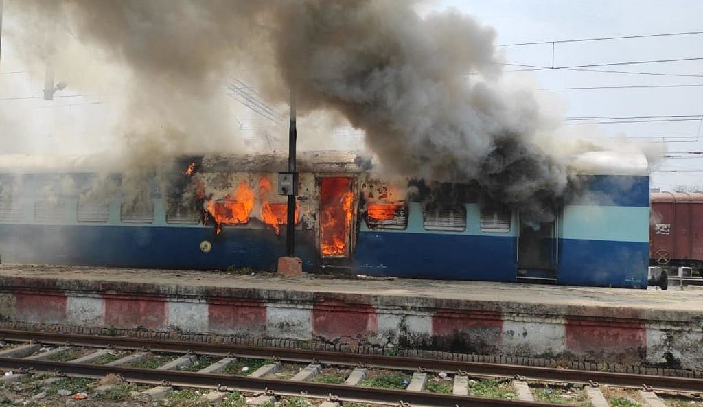 बिहार में अग्निपथ का जोरदार विरोध, कई शहरों में हिंसा, 12 जिलों में इंटरनेट सेवाओं पर रोक