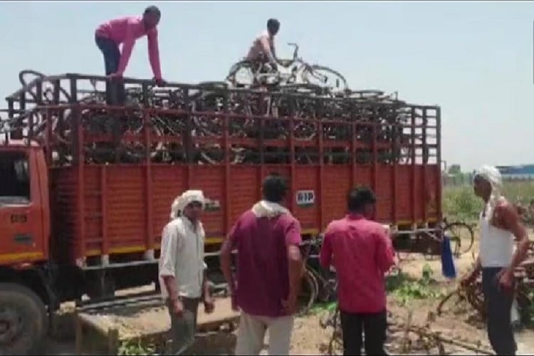 लॉकडाउनः सहारनपुर में नीलाम की गईं प्रवासी मजदूरों की साइकिलें, सवाल उठने पर डीएम ने खाते में पैसे भेजने की बात कही